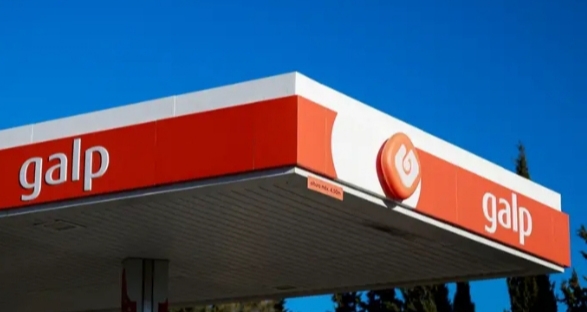 Logotipo de Galp en una estación de servicio bajo un cielo azul