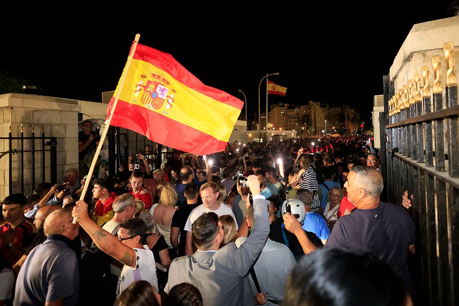 Multitud celebrando la caída de la Verja en Gibraltar con banderas españolas
