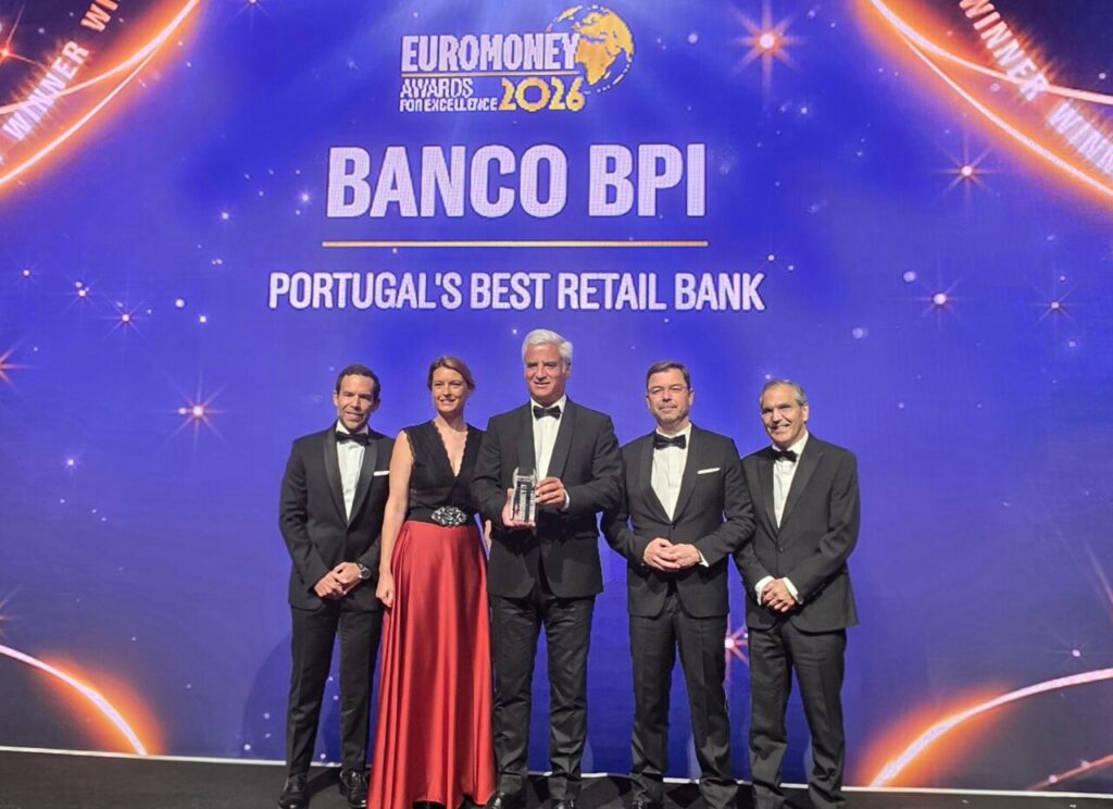Grupo CaixaBank recibiendo premio como Mejor Banco en Portugal en evento Euromoney.