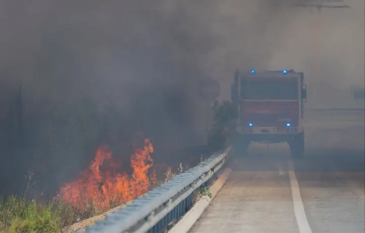 Camión de bomberos frente a un incendio forestal en España