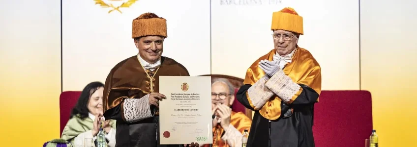 Santos Gracia Villar recibiendo su medalla en la Real Academia Europea de Doctores