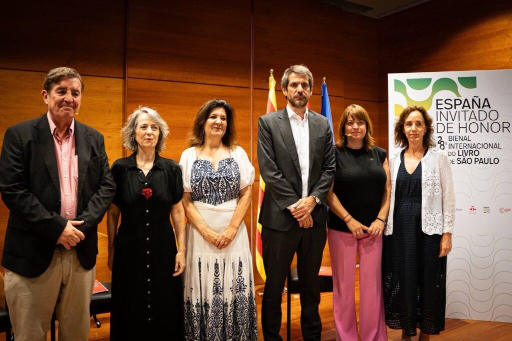 Grupo de personas en evento del Instituto Cervantes en Barcelona