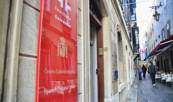 Fachada del Instituto Cervantes en Gibraltar con su letrero visible.