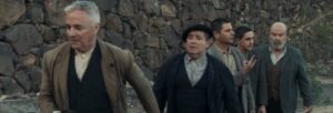 Escena de la película La Cena sobre la Guerra Civil Española con personajes caminando.