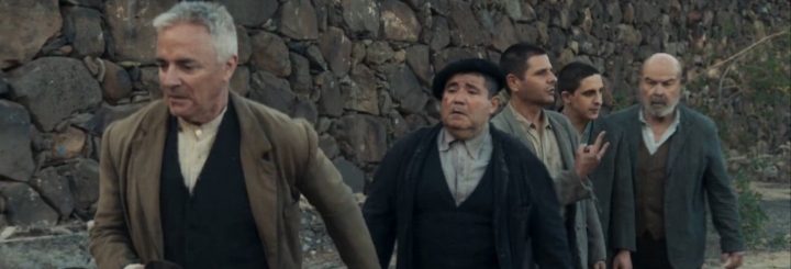 Escena de la película La Cena sobre la Guerra Civil Española con personajes caminando.
