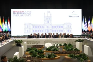 Reunión de líderes del Mercosur en Paraguay con banderas de países miembros