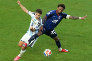 Jugadores de Argentina y Cabo Verde luchando por el balón en un partido de fútbol