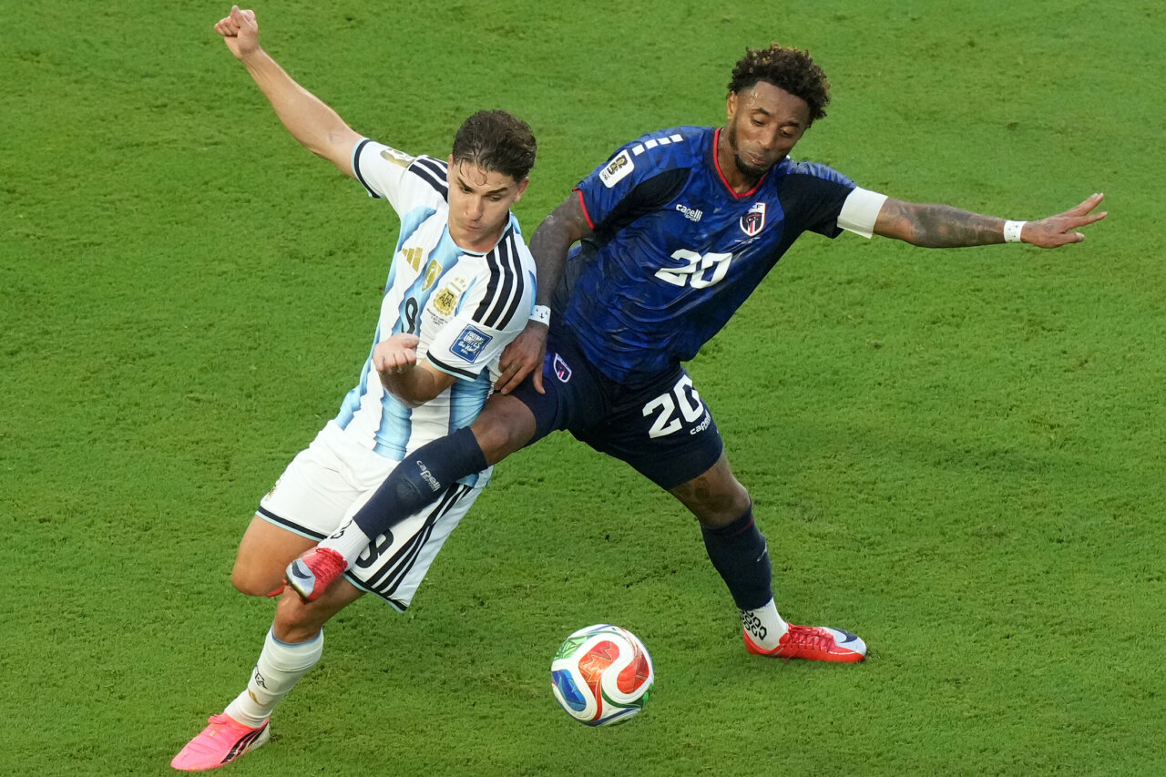Jugadores de Argentina y Cabo Verde luchando por el balón en un partido de fútbol