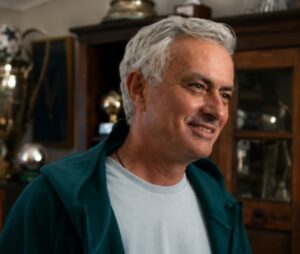 José Mourinho sonriente en su hogar rodeado de trofeos