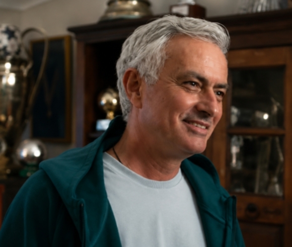 José Mourinho sonriente en su hogar rodeado de trofeos