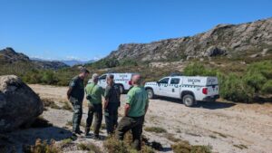 Agentes ambientales coordinando operativo en la Reserva Xurés-Gerês