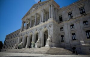 Vista del edificio del parlamento en Lisboa, Portugal, con estatuas en la entrada.