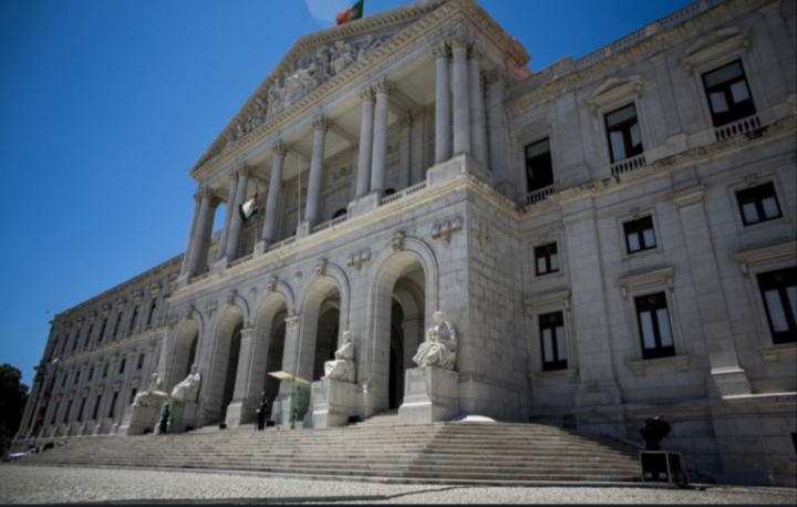 Vista del edificio del parlamento en Lisboa, Portugal, con estatuas en la entrada.