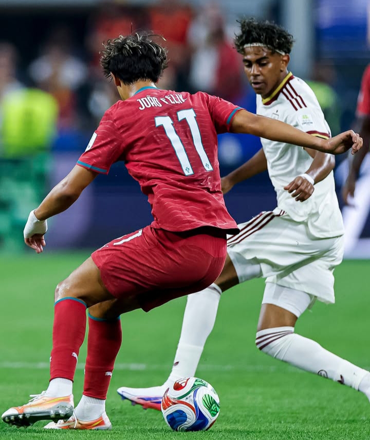 Jugador de Portugal en acción durante el partido contra España