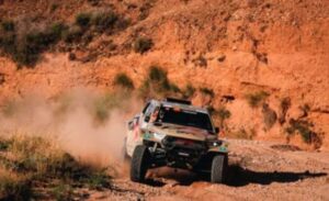 Vehículo de competición en la Baja España Aragón en un terreno árido