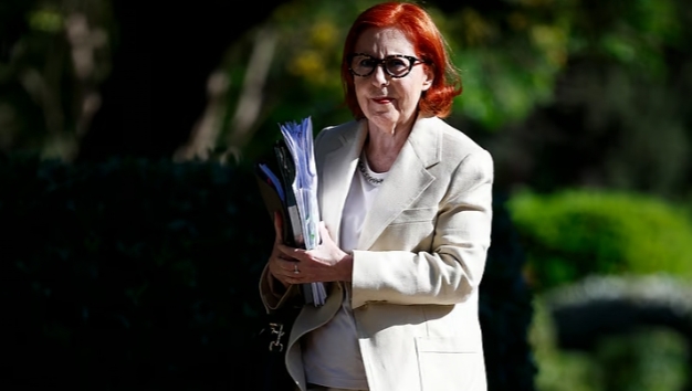 Ministra portuguesa con documentos en un entorno natural