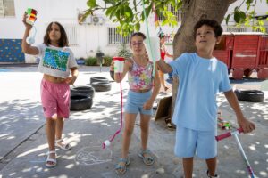Niños participando en actividades educativas de verano al aire libre