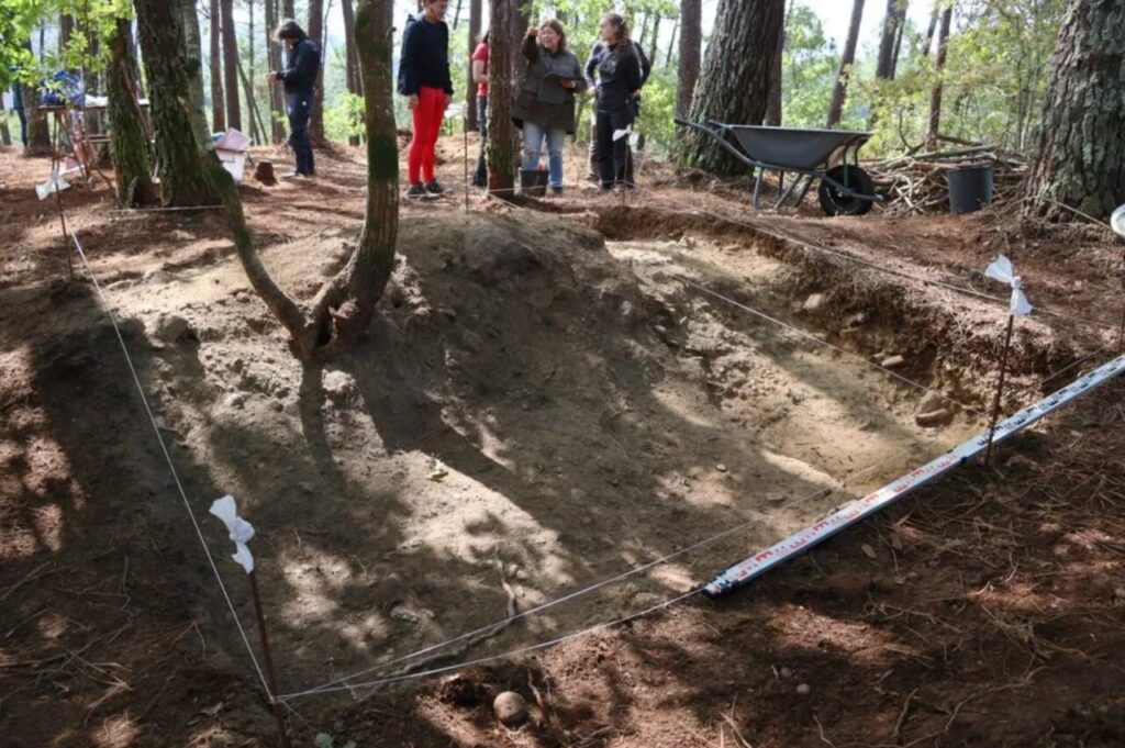 Excavación arqueológica en el yacimiento de As Torres con jóvenes voluntarios