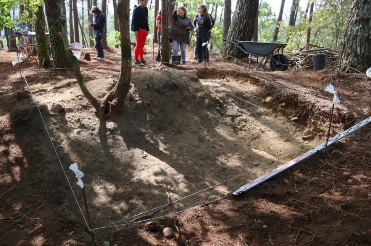 Excavación arqueológica en el yacimiento de As Torres con jóvenes voluntarios