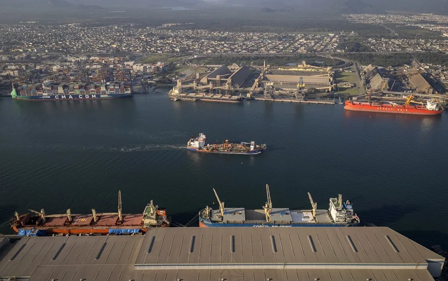 Vista aérea del puerto de Santos en Brasil con barcos y contenedores