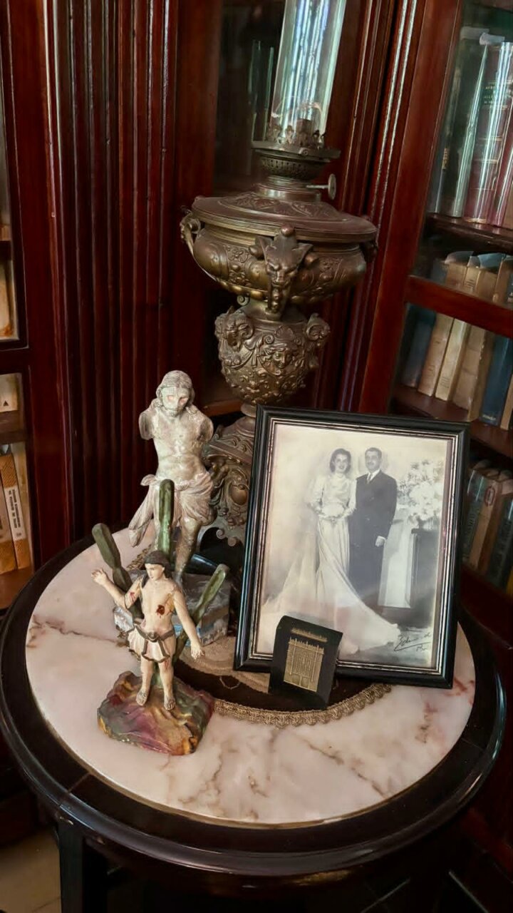Mesa con recuerdos de Gilberto Freyre y la Universidad de Salamanca