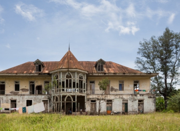 Vista de una antigua roça en São Tomé e Príncipe con arquitectura colonial