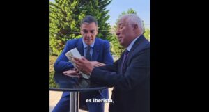 Pedro Sánchez y António Costa conversando sobre un libro
