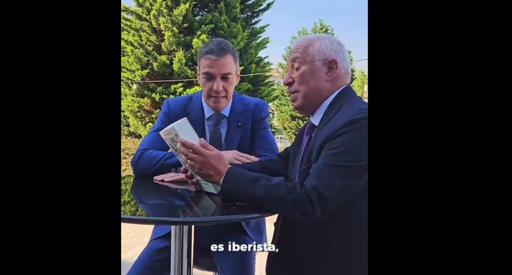 Pedro Sánchez y António Costa conversando sobre un libro