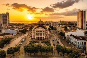 Teatro Amazonas en Manaos al atardecer con la ciudad de fondo
