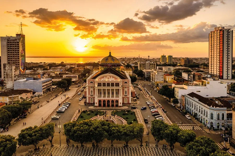Teatro Amazonas en Manaos al atardecer con la ciudad de fondo