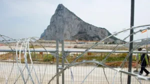 Vista de la Verja de Gibraltar con el Peñón al fondo