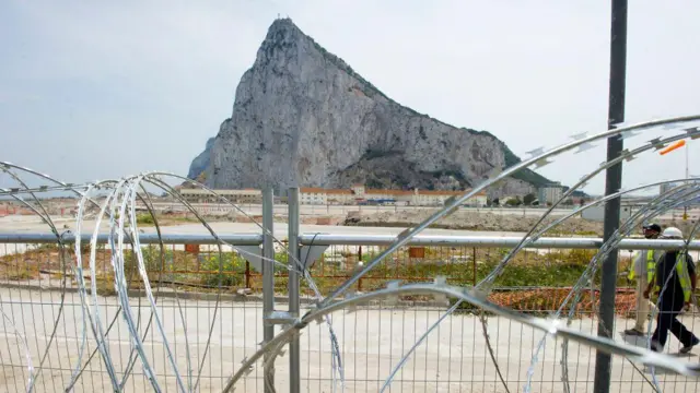 Vista de la Verja de Gibraltar con el Peñón al fondo