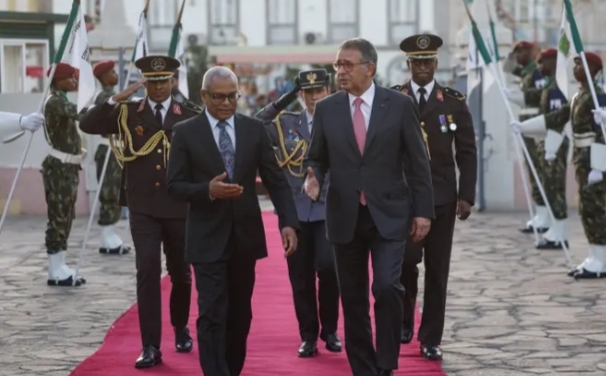 António José Seguro y otro dignatario en visita oficial en Cabo Verde