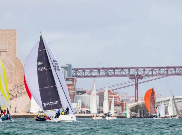 Veleros compitiendo en la Volta a Portugal à Vela en el mar.