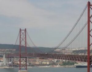 Vista de la Ponte 25 de Abril sobre el río Tejo en Lisboa