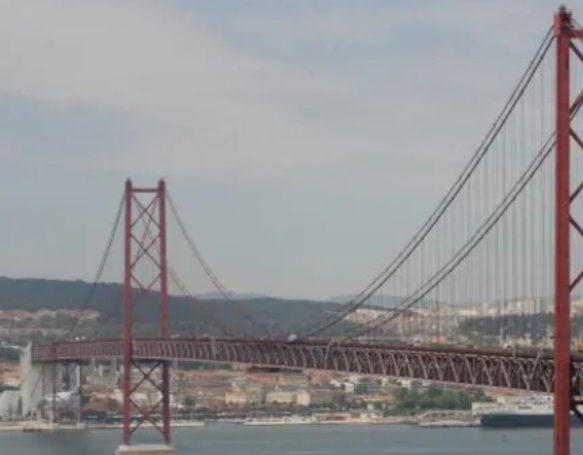 Vista de la Ponte 25 de Abril sobre el río Tejo en Lisboa