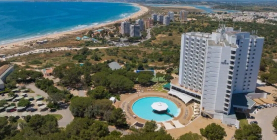 Vista aérea de um hotel do grupo Pestana em Portugal com piscina e mar ao fundo
