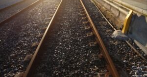 Vías de tren en la península ibérica con luz del atardecer