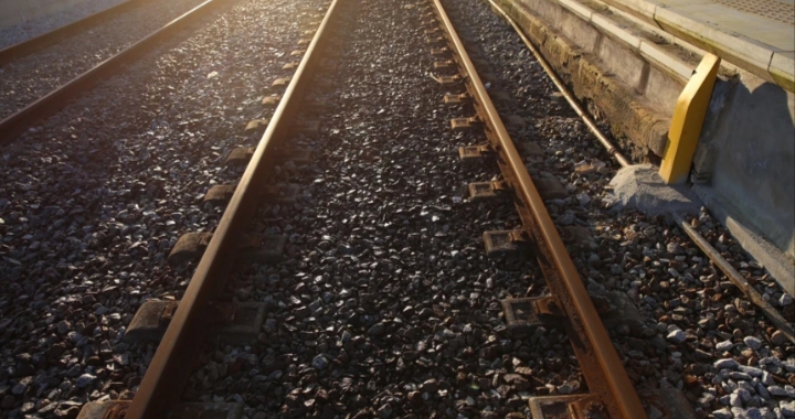 Vías de tren en la península ibérica con luz del atardecer