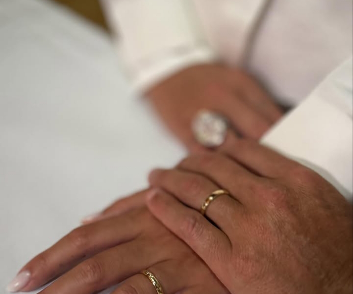 Manos entrelazadas de Cristiano Ronaldo y Georgina Rodriguez con anillos de boda