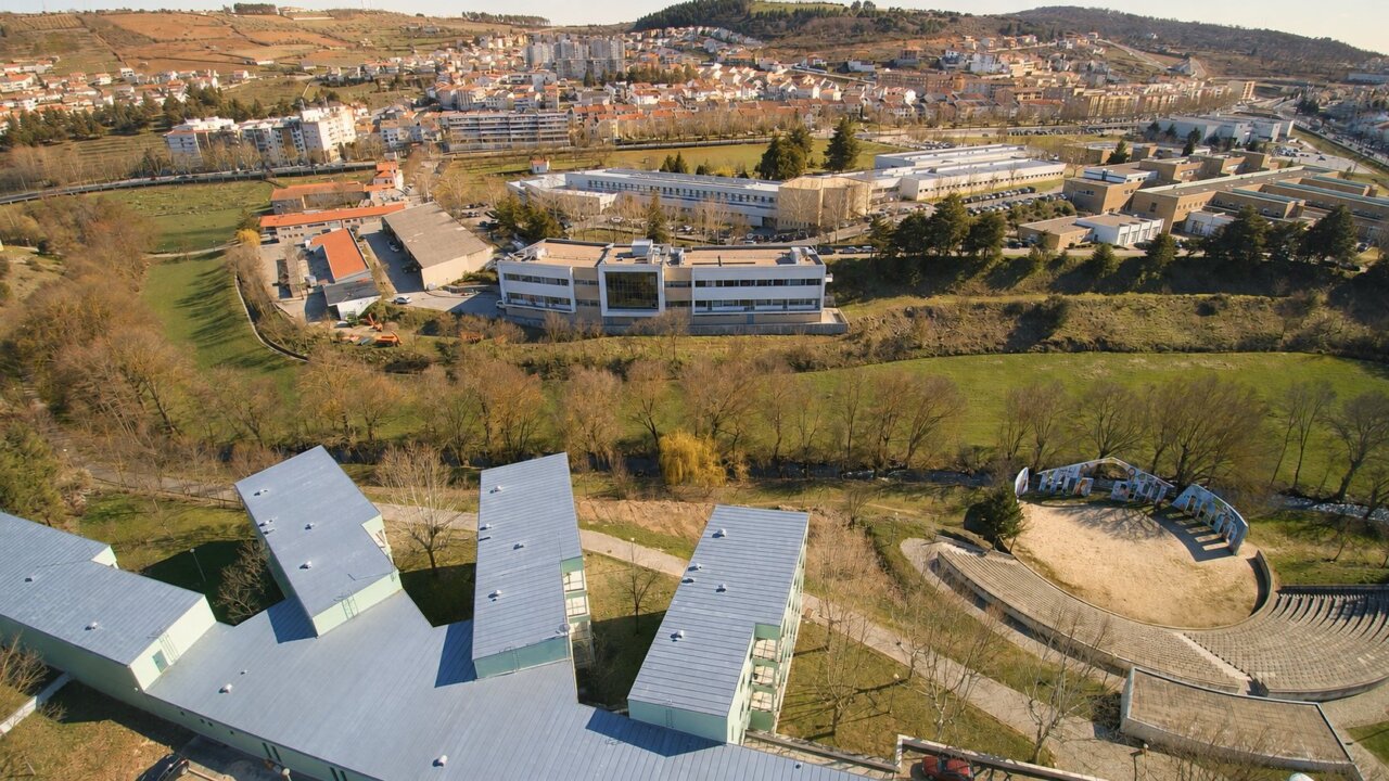 Vista aérea de Bragança con edificios de la nueva universidad.