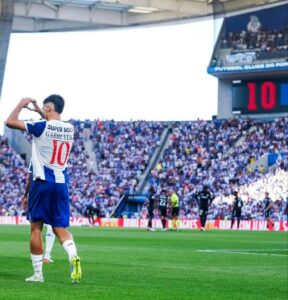Jugador del FC Porto celebrando un gol en el estadio lleno