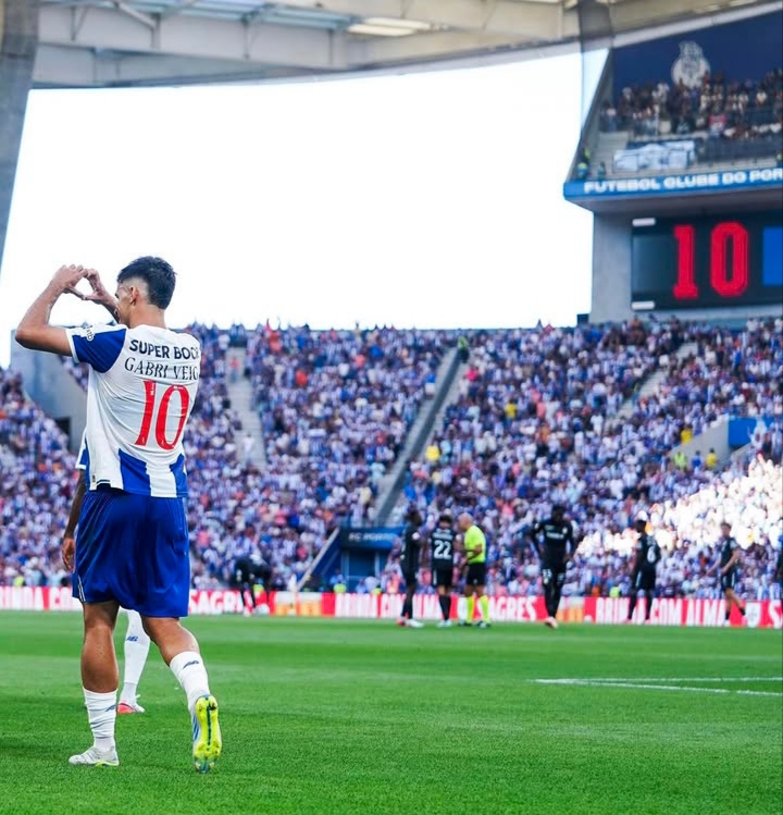 Jugador del FC Porto celebrando un gol en el estadio lleno