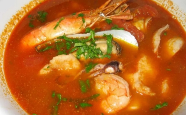 Sopa de mariscos con camarones y hierbas frescas