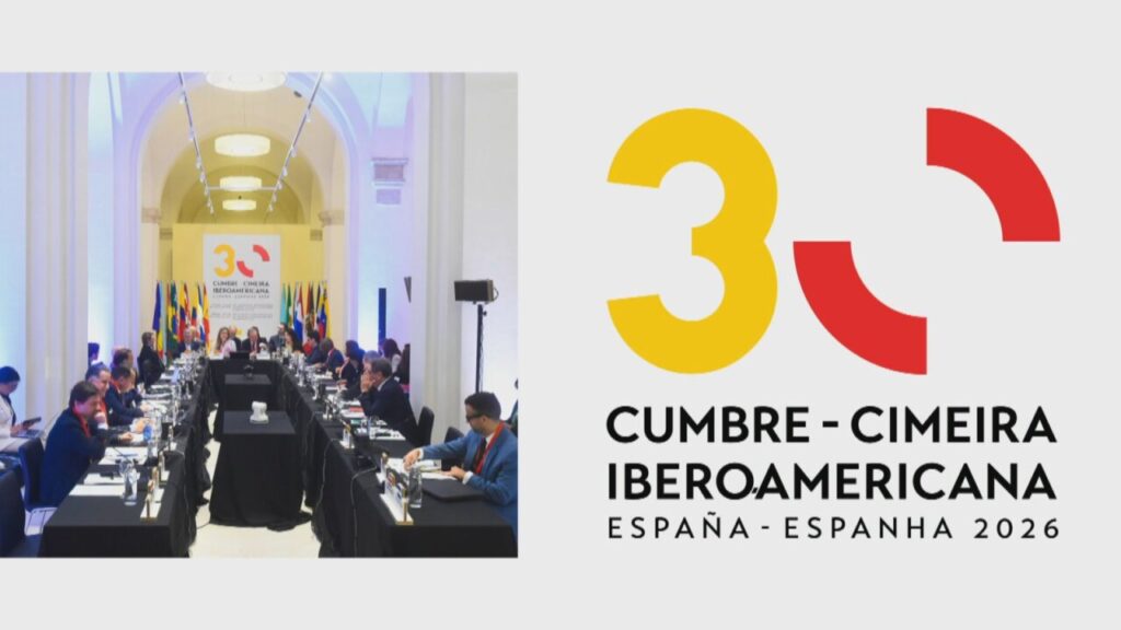 Reunión de la XXX Cumbre Iberoamericana en Madrid con banderas de países