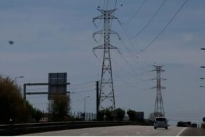 Torres eléctricas en una carretera con cielo despejado