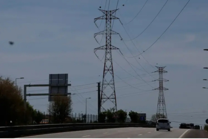 Torres eléctricas en una carretera con cielo despejado
