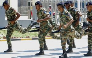 Estudiantes timorenses marchando en una ceremonia con uniformes militares