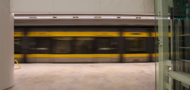 Tren en movimiento en la estación de São Bento en Porto