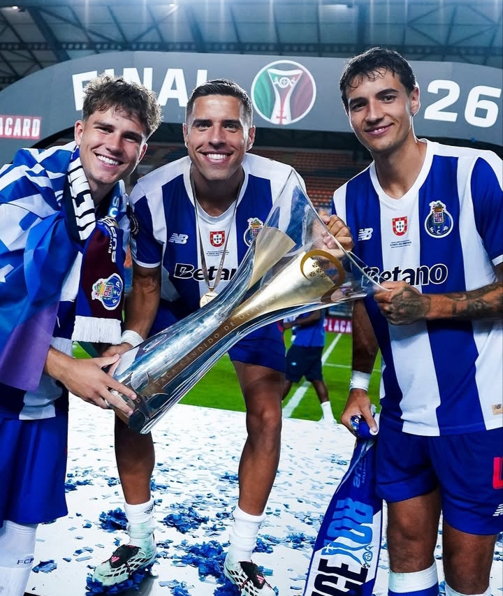 Jugadores del FC Porto celebrando con el trofeo de la Supertaça Cândido de Oliveira